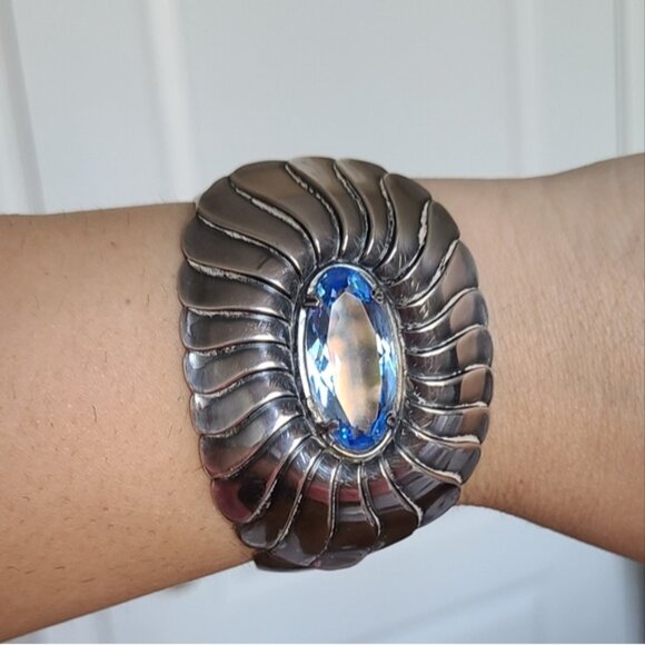 Vintage Hammered Metal Silver Huge Chunky Blue Oval Crystal Bangle Bracelet - Picture 9 of 10